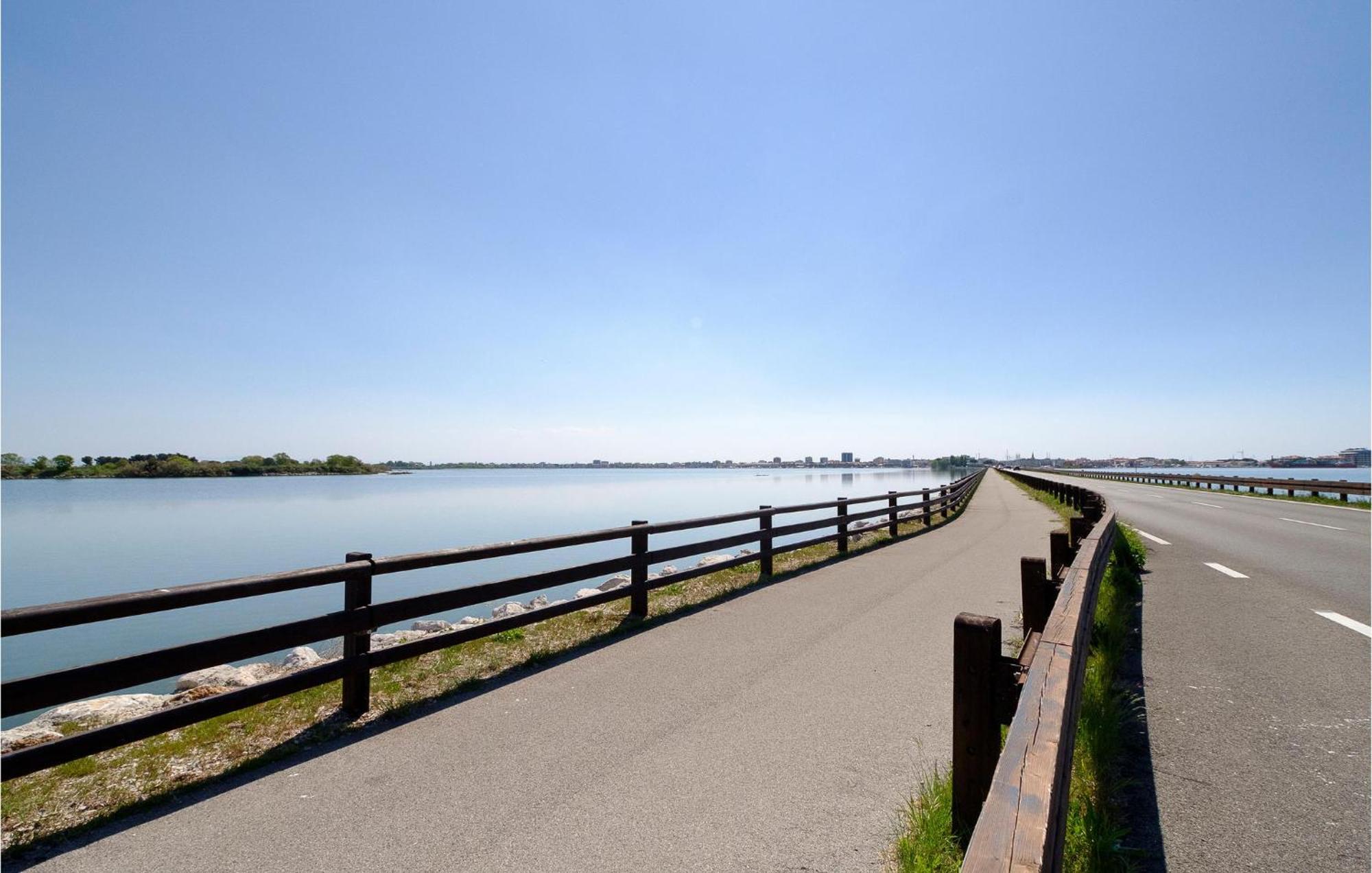2 Bedroom Cozy Apartment In Grado Esterno foto